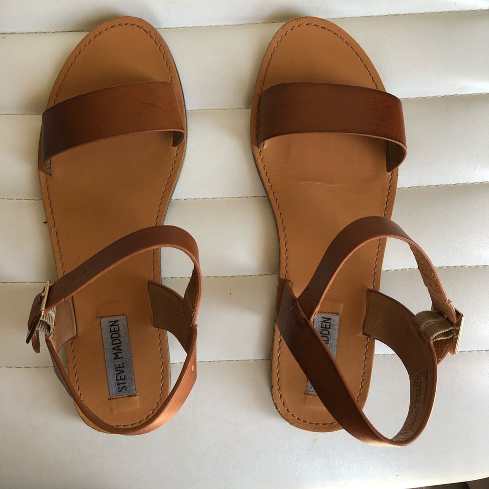 Steve Madden Donddi flat leather sandals size 9